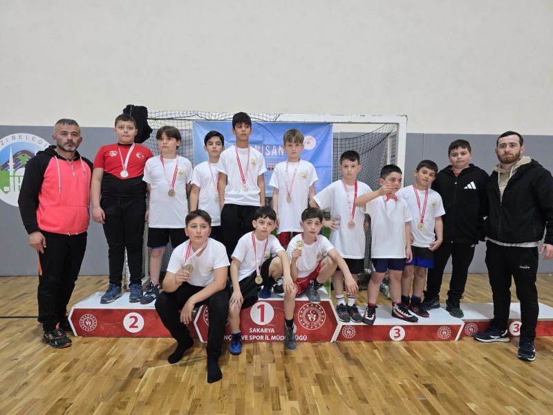 Sapanca’nın Sporcularından 23 Nisan Şenliğinde Madalya Yağmuru